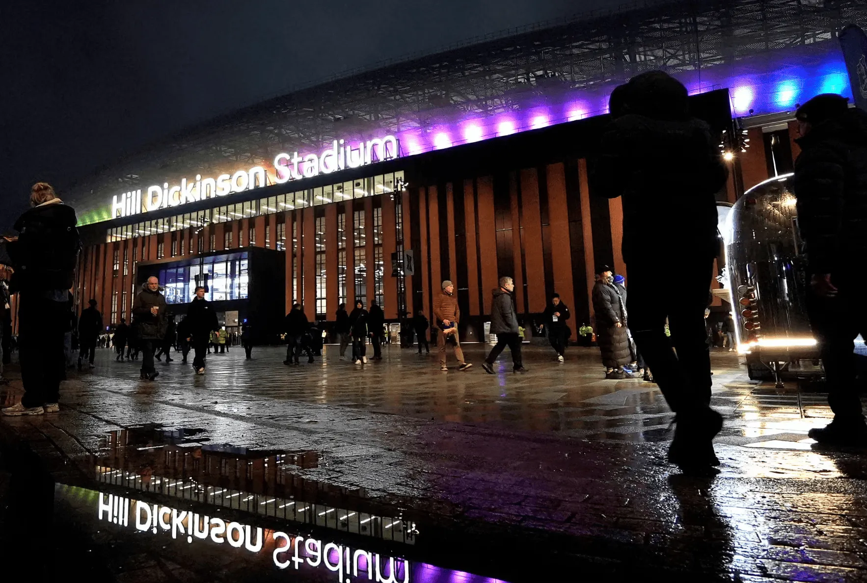 开云APP-埃弗顿新球场吸引米兰等俱乐部考察，但球迷仍对球场不满